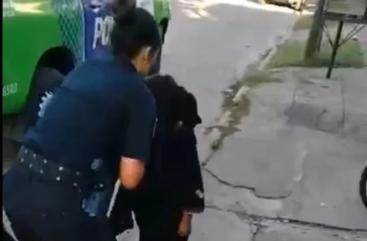 EL FINAL MÁS ESPERADO. Una policía boanerense abraza y abriga a Maia después de que fuera encontrada gracias al llamado de una vecina. captura de video