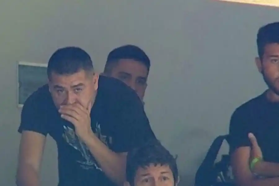 POLÉMICA. Agustín Riquelme, compartió palco en La Bombonera con su papá, “Chipi” Barijho y el “Patrón” Bermúdez. Este último, era el único que utilizó barbijo. captura de video