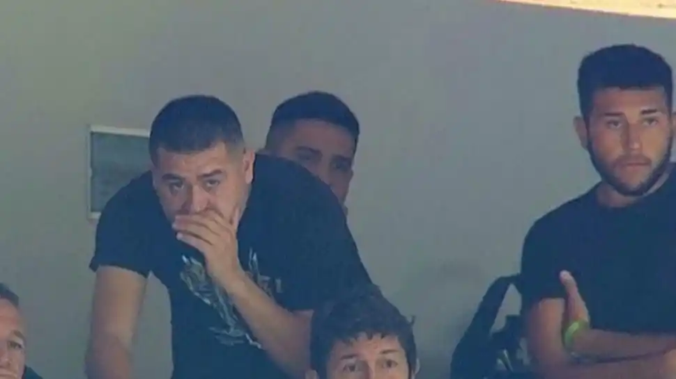 POLÉMICA. Agustín Riquelme, compartió palco en La Bombonera con su papá, “Chipi” Barijho y el “Patrón” Bermúdez. Este último, era el único que utilizó barbijo. captura de video