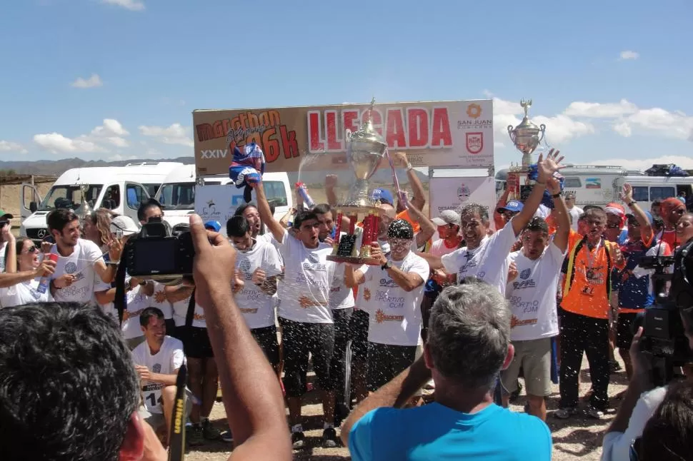  FESTEJO. Retali sostiene la copa de la competencia que ganaron en 2017.