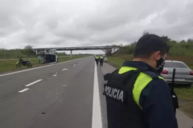 Tras un violento choque, volcó una camioneta en la que viajaban cuatro enfermeras