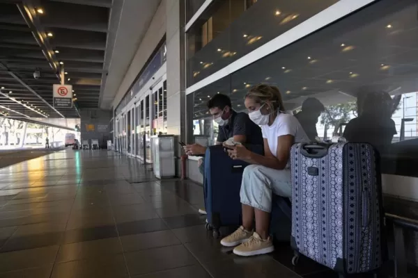 Los argentinos que regresen del exterior deberán pagar sus testeos