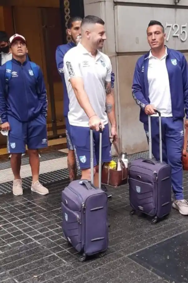LA PLATA. Los futbolistas parten rumbo al estadio de Gimnasia y Esgrima.