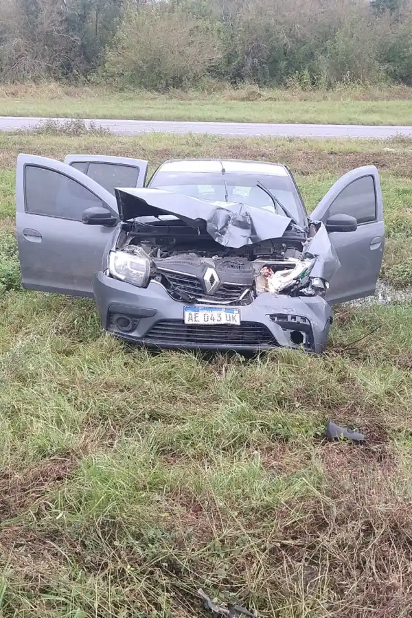 Tras un violento choque, volcó una camioneta en la que viajaban cuatro enfermeras 