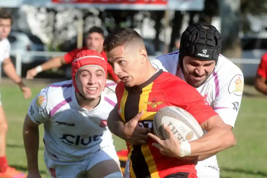 EN LA PRIMERA. Cardenales (con la pelota) y Los Tarcos chocarán en el debut.