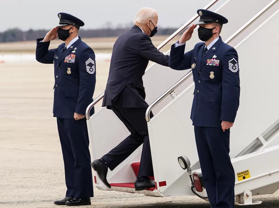 TRASPIÉ. Biden se tropezó tres veces y se terminó cayendo cuando subía al avión presidencial Air Force One.