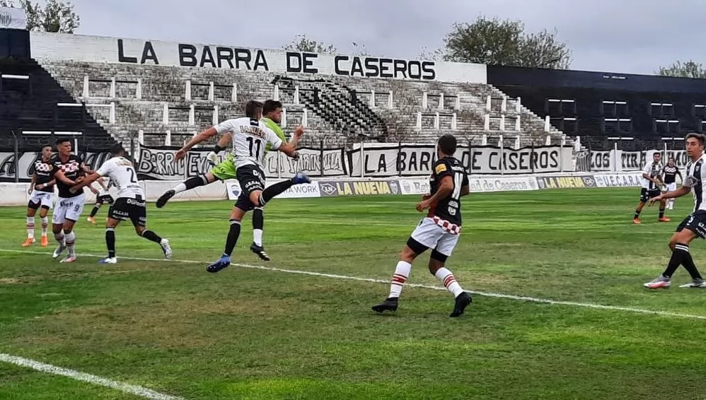 PELEADO. En Buenos Aires, Estudiantes de Caseros le gana 1 a 0 al Santo, al cierre del primer tiempo.