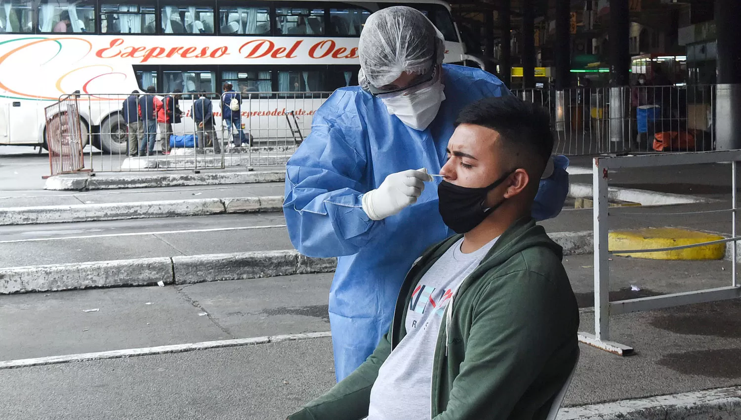 EN LA TERMINAL. Los hisopados continúan siendo la medida de control para medir la pandemia. 