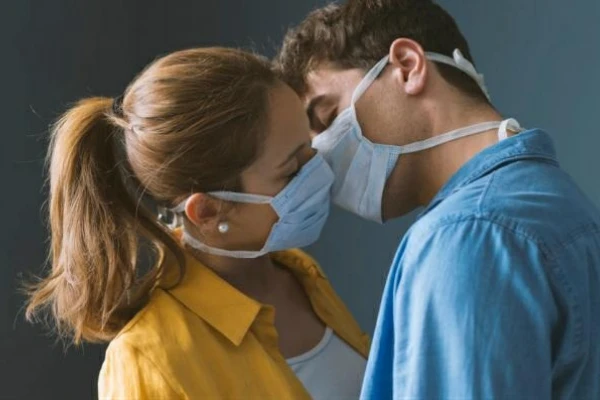 La pandemia que (casi) mató los besos