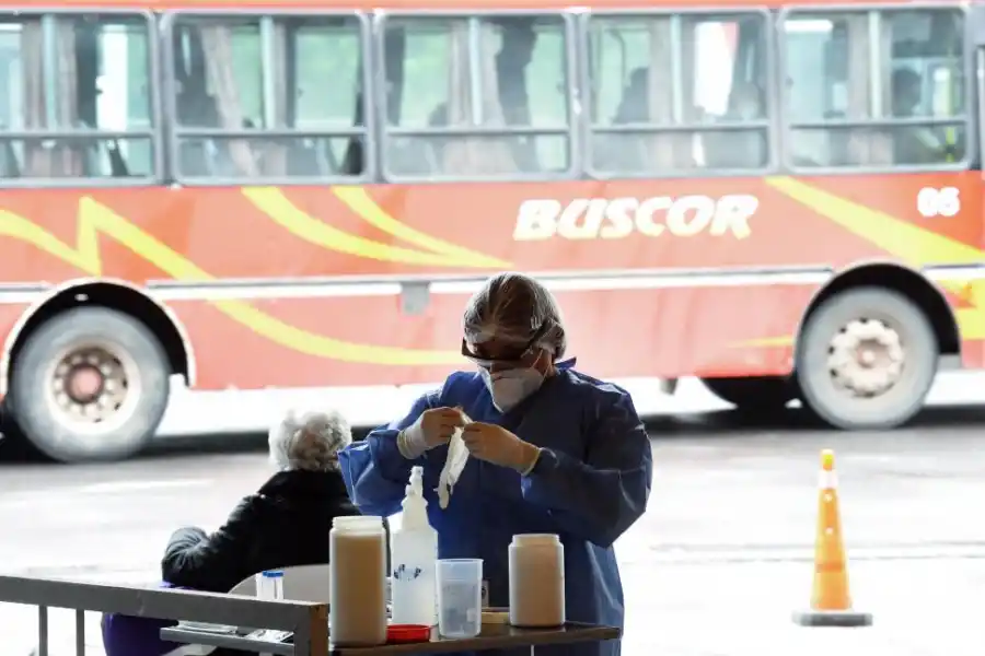 SEGURIDAD. Una de las técnicas cambia sus guantes antes del hisopado. 