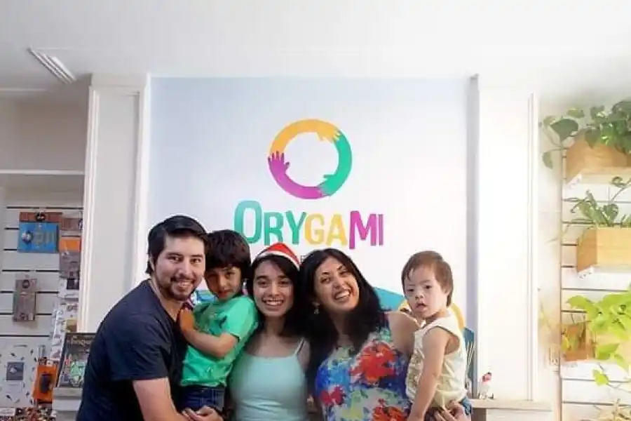 Libros en los consultorios y miel a domicilio: reinventarse es crucial para los emprendedores