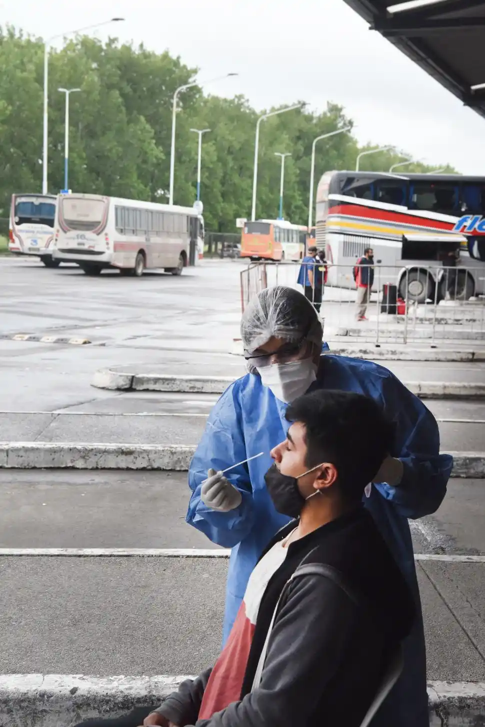 HISOPADO. Así tratan de determinar contagios en la terminal de ómnibus.