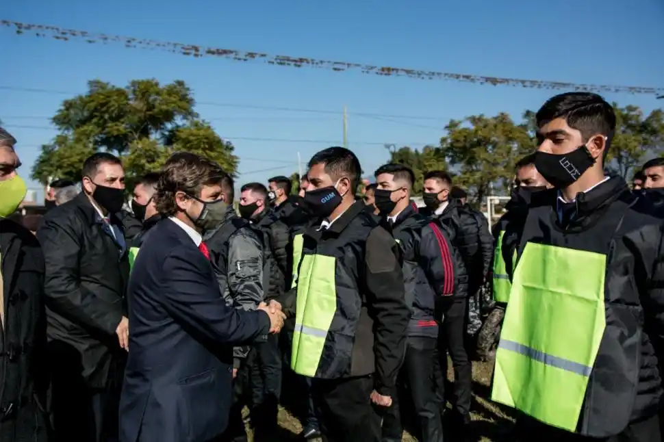 CUIDADOS. El intendente y los profesionales de la salud trabajan juntos.
