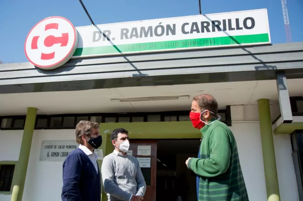  CENTRO DE CABECERA. El intendente Mariano Campero (izquierda) durante una visita al hospital Ramón Carrillo.
