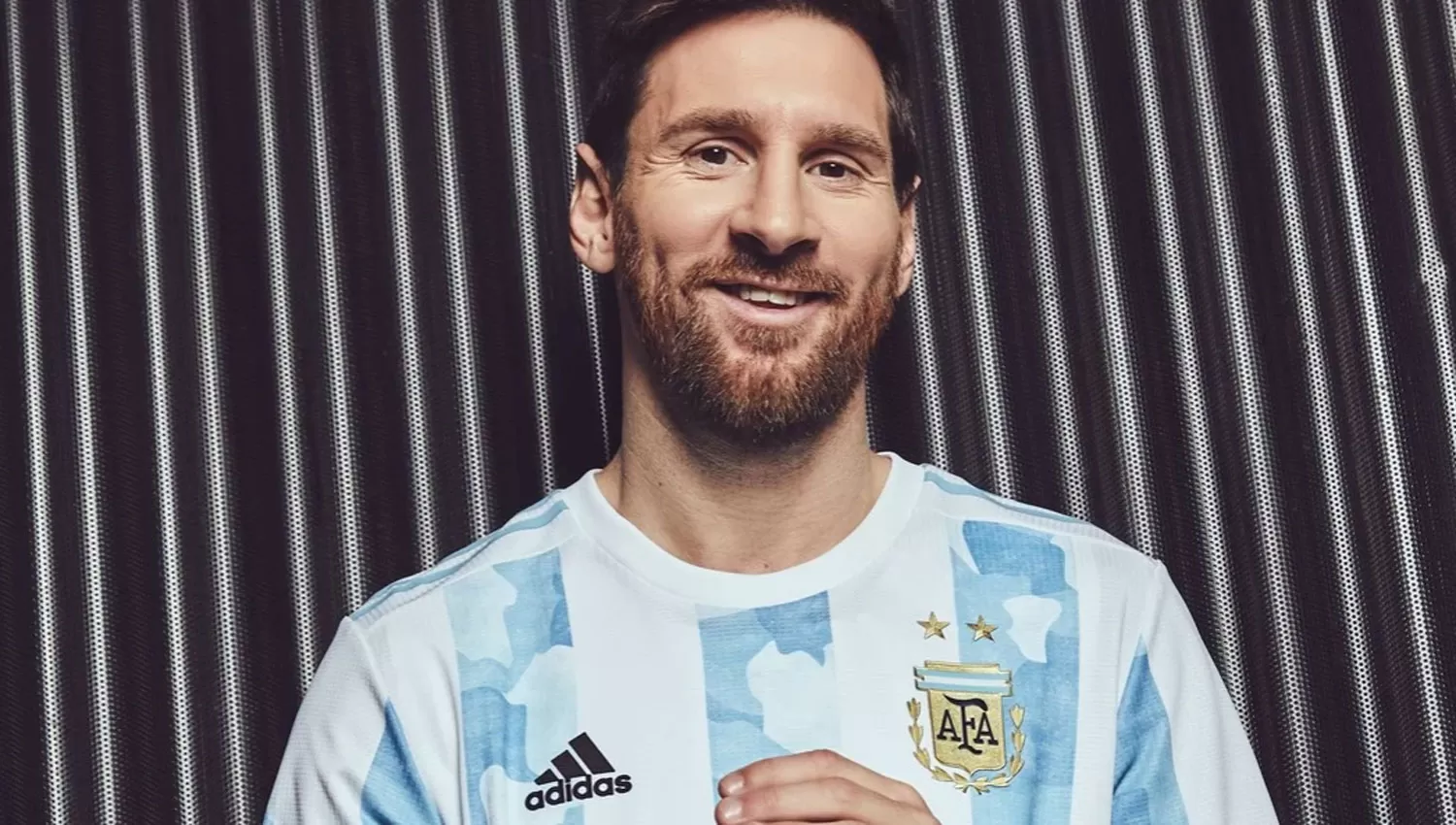 LA 10. Lionel Messi posó con la nueva camiseta de la Selección