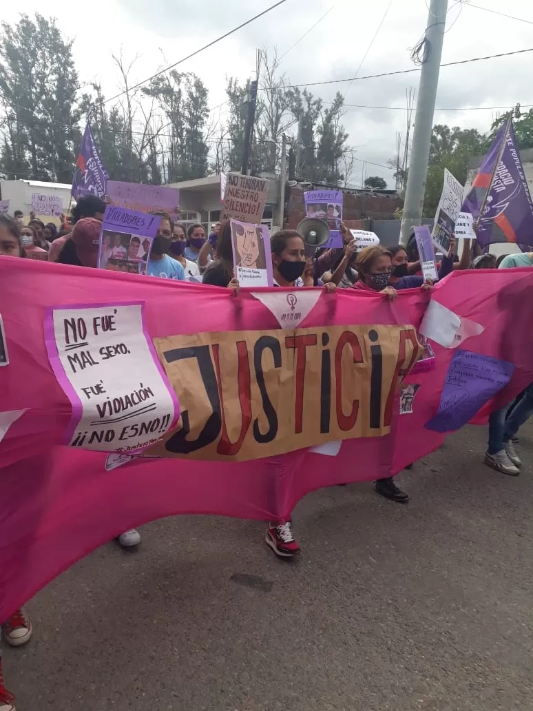 INDIGNADOS. Vecinos de Burruyacu y El Puestito marcharon para pedir justicia por dos jóvenes abusadas.  Foto cortesía: José lENCINA 