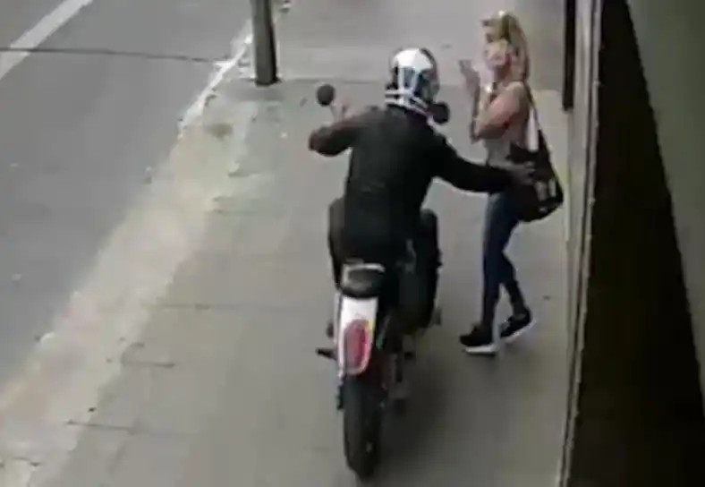 El momento del asalto.