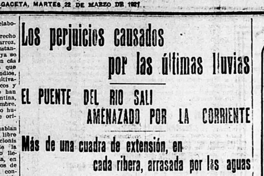 EN 1921. Las aguas del río hicieron peligrar la estructura del puente que fue protegido con ramaje colocado por los bomberos. 