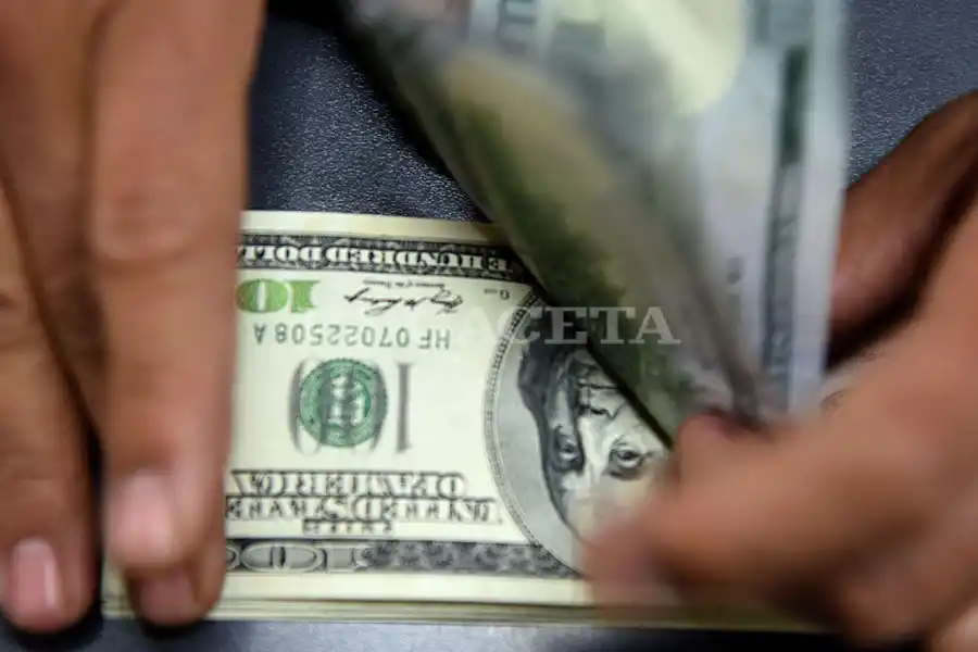 DÓLAR. La moneda estadounidense es la opción más usada para ahorrar en el país. FOTO DE ARCHIVO/LAGACETA.