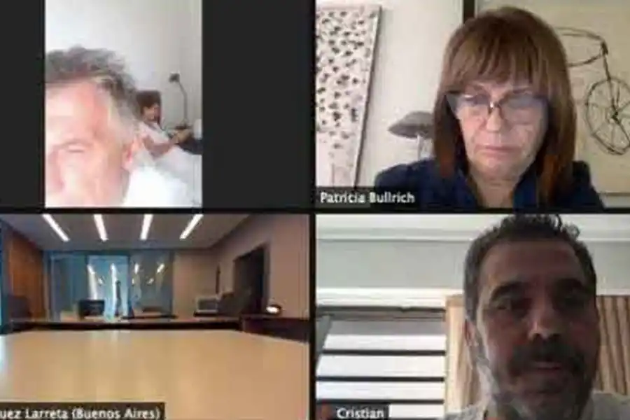 Juliana Awada, en un costado de la cama.