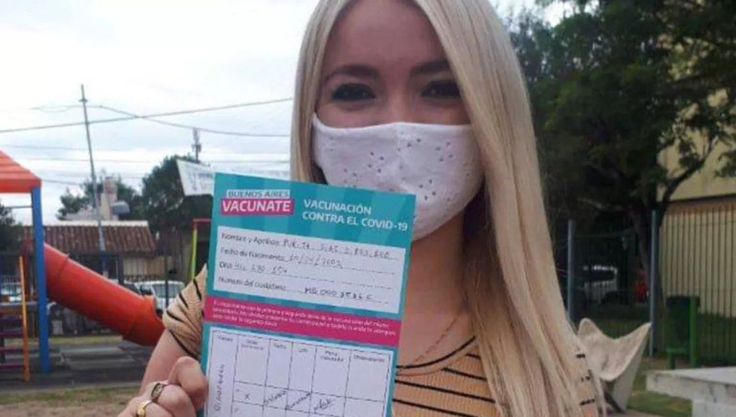 EN MANO. Purita Díaz posó en las redes sociales junto a su certificado de vacunación.