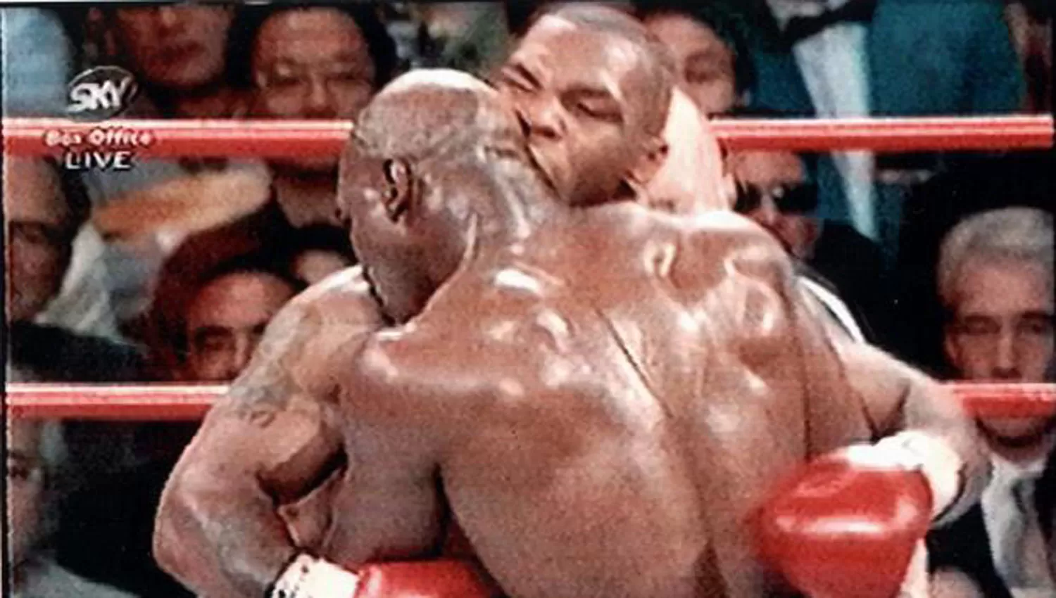 MEMORABLE. La noche del 28 de junio de 1997, Tyson le mordió la oreja derecha a Holyfield y fue descalificado.