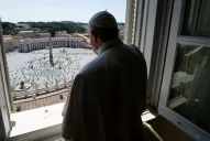 Francisco se distancia del documento vaticano que prohibió bendecir las uniones gays