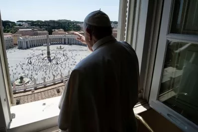 Francisco se distancia del documento vaticano que prohibió bendecir las uniones gays