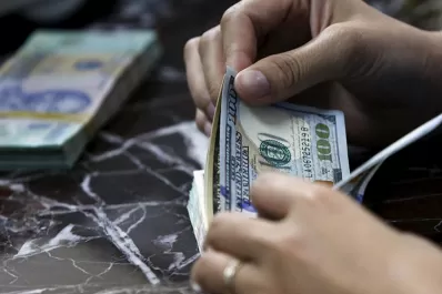 El dólar oficial sube 23 centavos y el blue se negocia en $ 143
