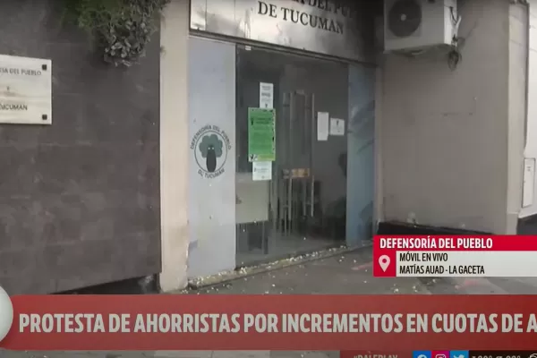 Ajustes en los planes de ahorro: lanzaron huevos a la Defensoría del Pueblo