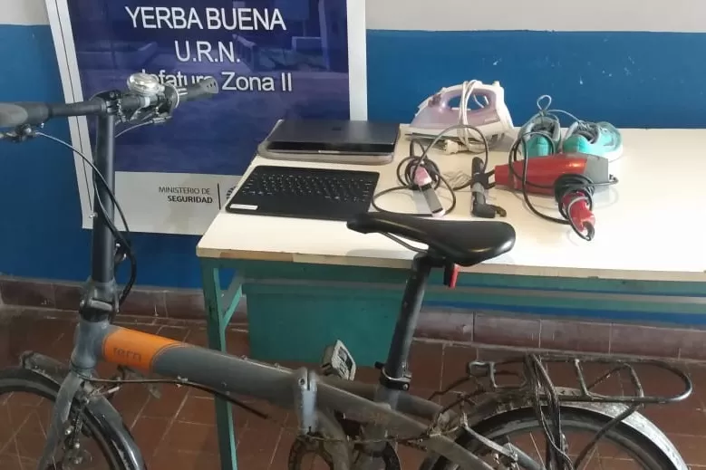 LOS SECUESTROS. La bicicleta plegable y los elementos sustraídos por El Tuerto. Foto: Policía de Tucumán
