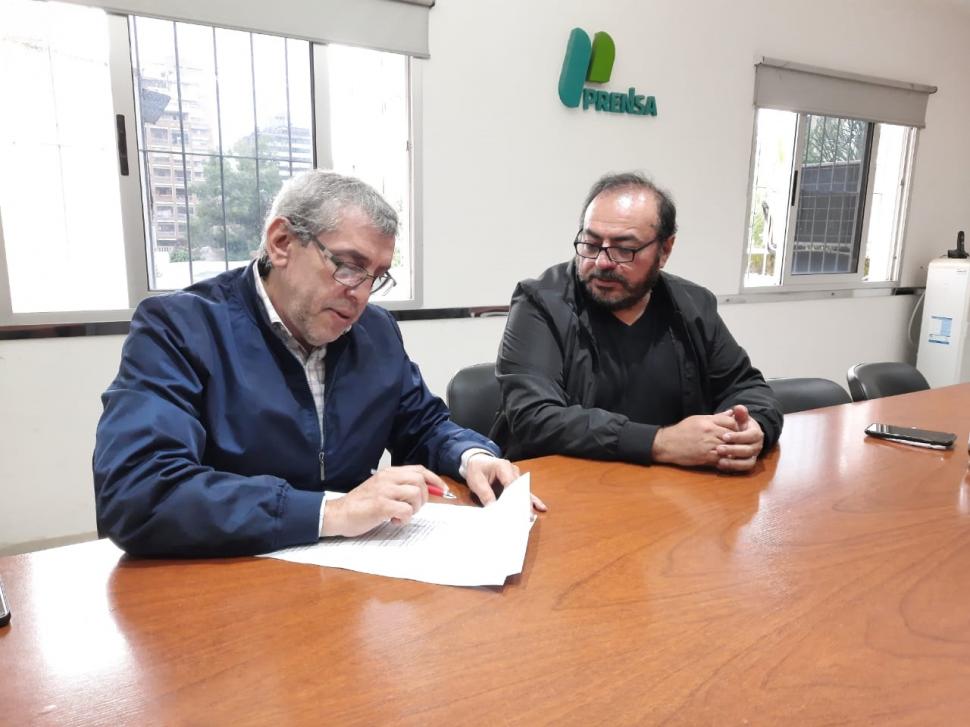 ACUERDO. Moisello firma el vínculo con la obra social de Prensa de Tucumán.