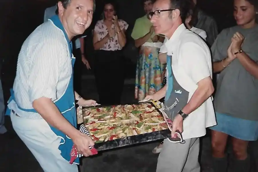 FESTEJO. Milstein y Rodolfo Campero con la paella que acaban de cocinar.