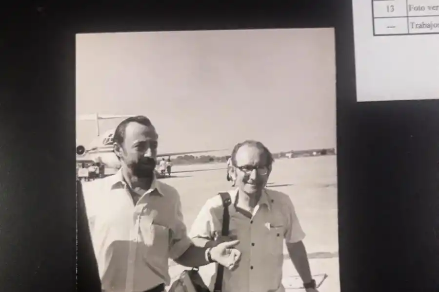 LA LLEGADA. El doctor Alfredo Miroli recibió en el aeropuerto al científico.