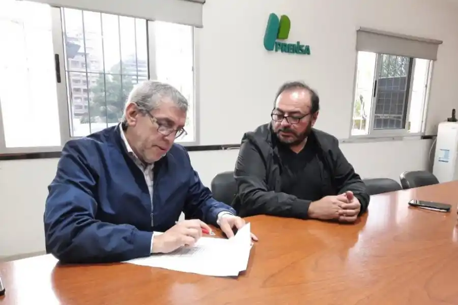 ACUERDO. Moisello firma el vínculo con la obra social de Prensa de Tucumán.