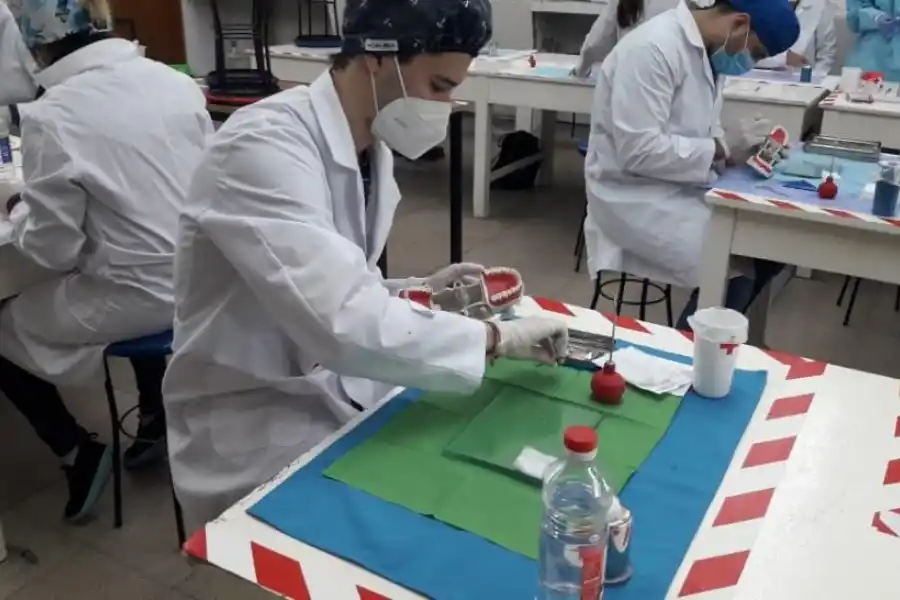 EN CLASE. Las prácticas se desarrollan siguiendo el protocolo aprobado el mes pasado por la UNT y por el COE.