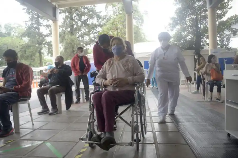  EN SILLA DE RUEDAS. Muchos fueron acompañadas por sus parientes.