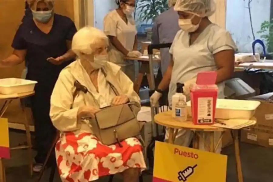 ESCENA DE ESTE FEBRERO. Graciela Fernández Meijide en el vacunatorio.