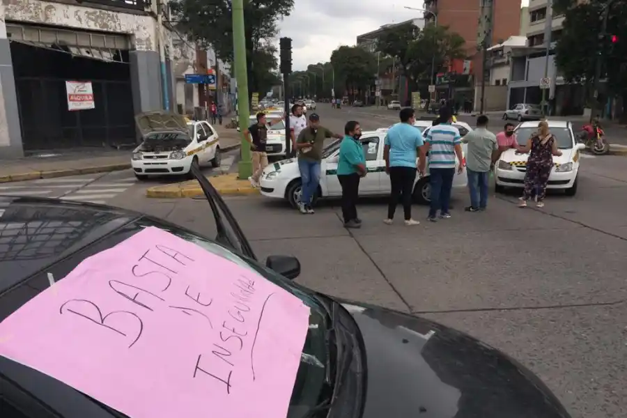 Hirieron a un taxista para robarle y sus compañeros salieron a protestar: cortaron Mate de Luna