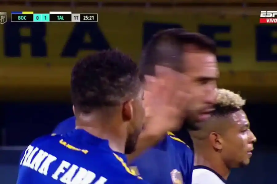 MANOTAZOS. Fabra se peleó con Izquierdoz durante el partido de Boca contra Talleres.