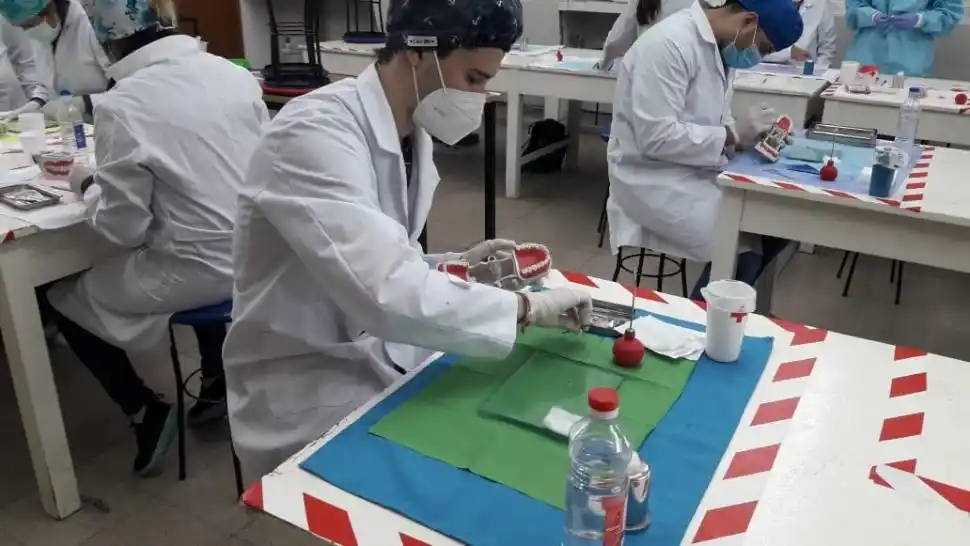 EN CLASE. Las prácticas se desarrollan siguiendo el protocolo aprobado el mes pasado por la UNT y por el COE.