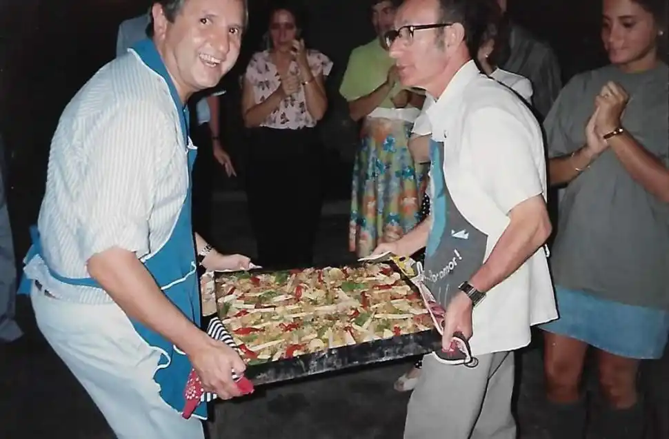 FESTEJO. Milstein y Rodolfo Campero con la paella que acaban de cocinar.