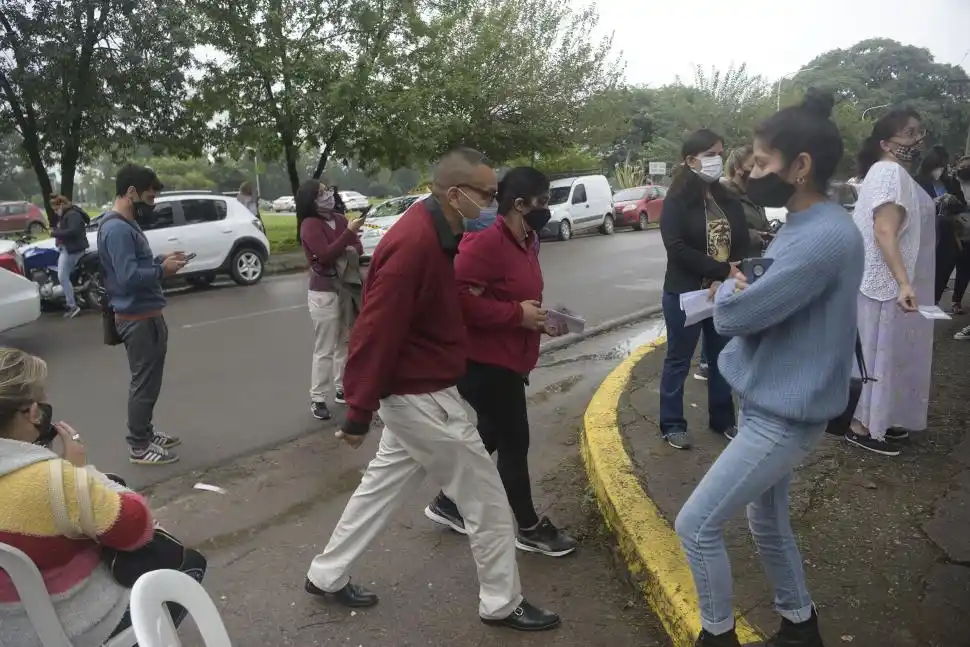 INCESANTE. Fue el ir y venir ayer de los pacientes con diabetes. 