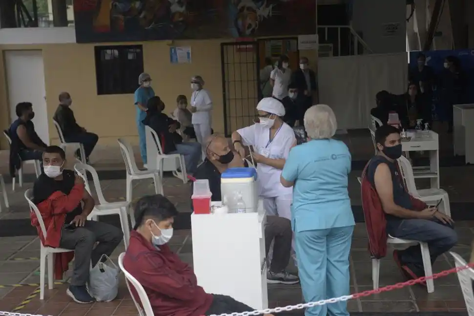 EN ESPERA. Tras la vacuna, se debió permanecer 30 minutos en la zona.