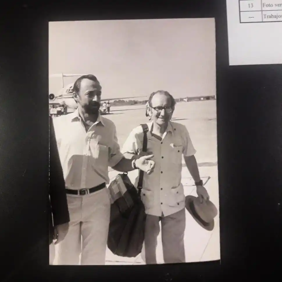 LA LLEGADA. El doctor Alfredo Miroli recibió en el aeropuerto al científico.