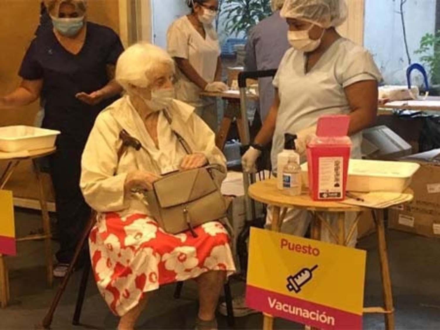 ESCENA DE ESTE FEBRERO. Graciela Fernández Meijide en el vacunatorio.