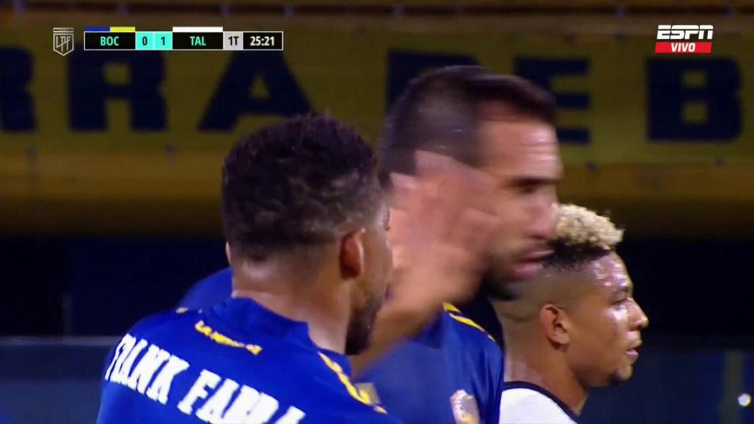 MANOTAZOS. Fabra se peleó con Izquierdoz durante el partido de Boca contra Talleres.