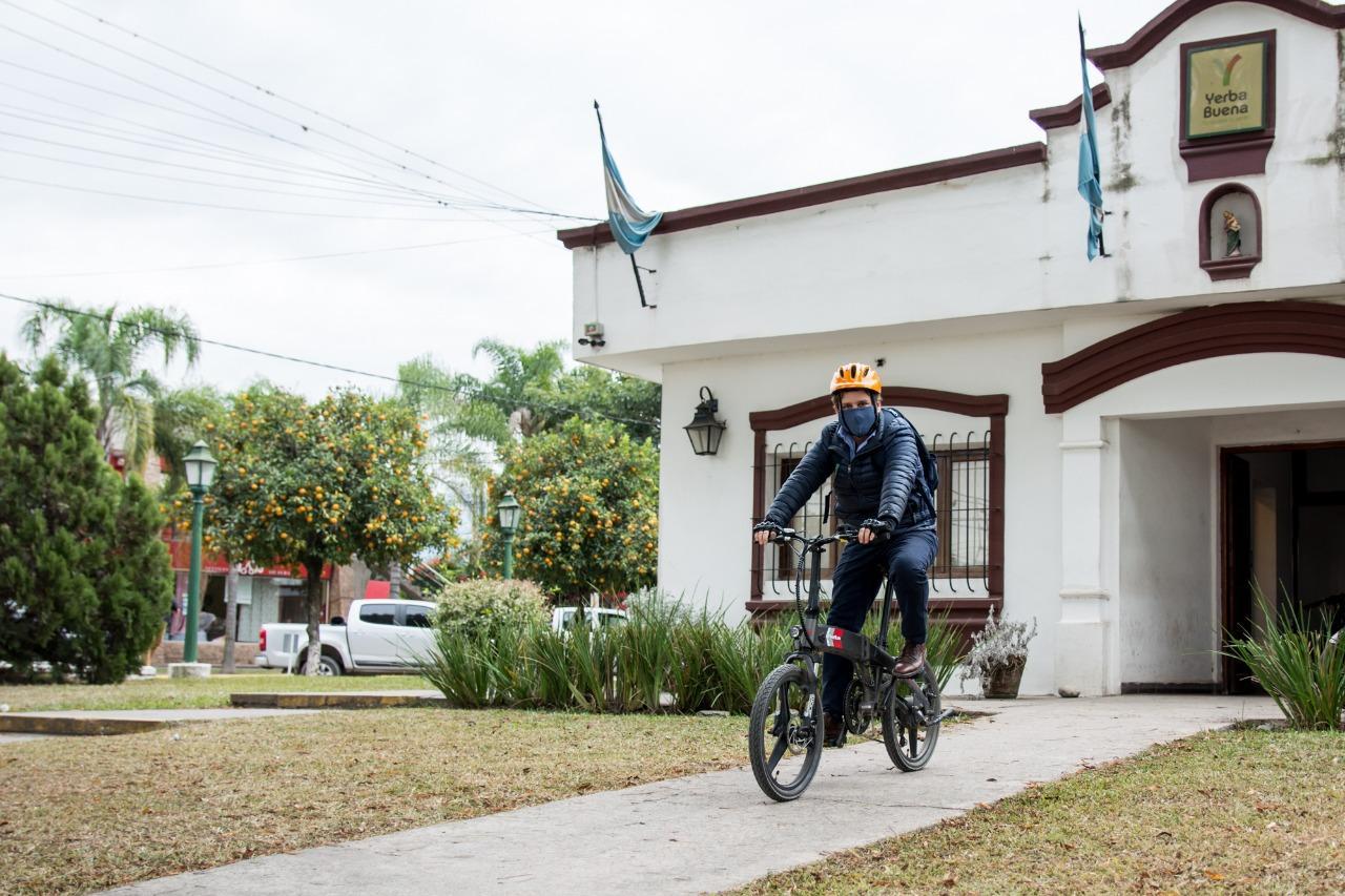 PEDALEANDO. El intendente, Mariano Campero, llega en bicicleta a su oficina.