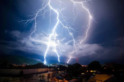 Rayos, y no meteoritos, habrían ayudado a formar vida en la Tierra