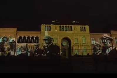 El Gobierno homenajeó a las Madres y Abuelas de Plaza de Mayo con un mapping sobre la Casa Rosada